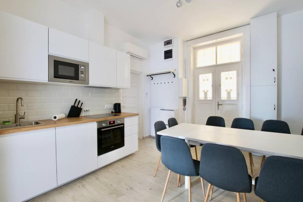 Premium Apartment By Hi5 - Astoria 4 Bedroom Budapest Extérieur photo