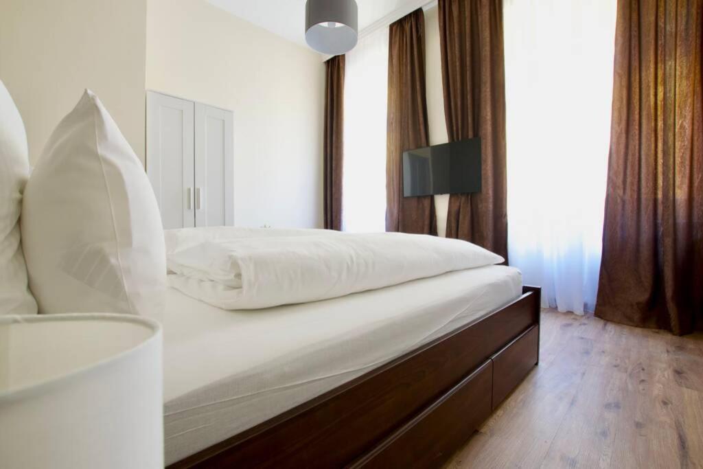 Premium Apartment By Hi5 - Astoria 4 Bedroom Budapest Extérieur photo