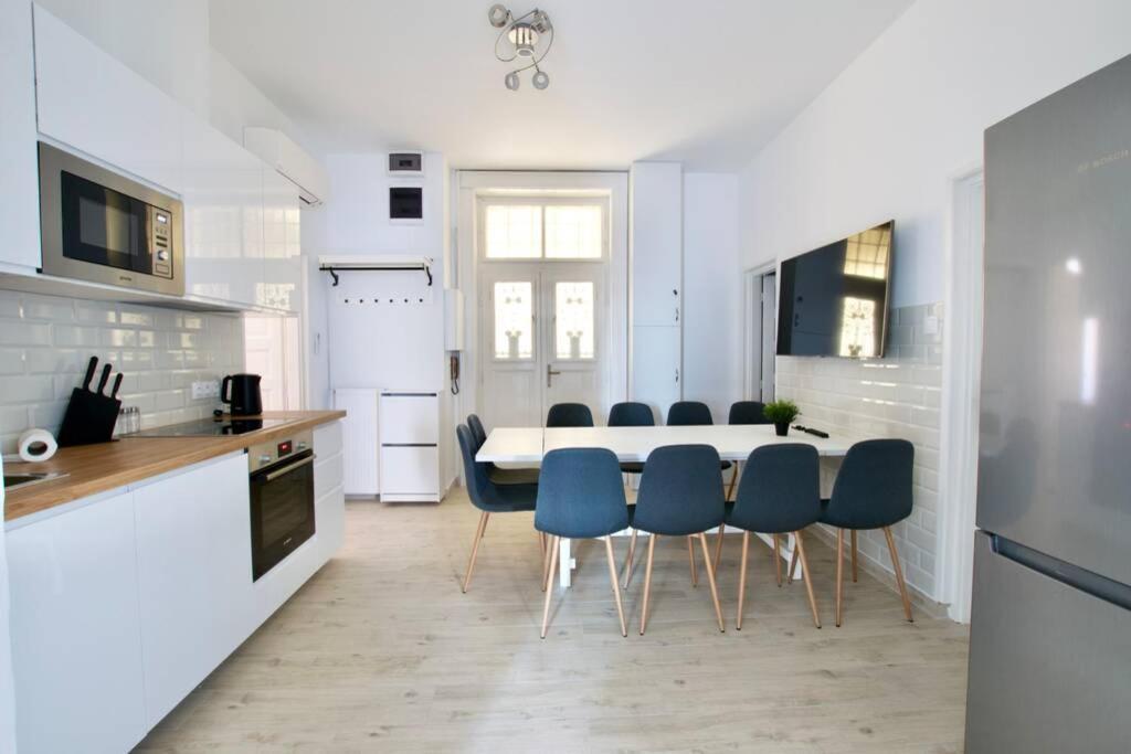 Premium Apartment By Hi5 - Astoria 4 Bedroom Budapest Extérieur photo